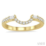 1/3 Ctw Crescent Shape Center Diamond Wedding Band in 14K Yellow Gold