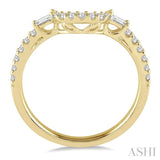 1/3 Ctw Crescent Shape Center Diamond Wedding Band in 14K Yellow Gold