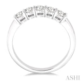 1/2 Ctw Round Cut Diamond Wedding Band in 14K White Gold